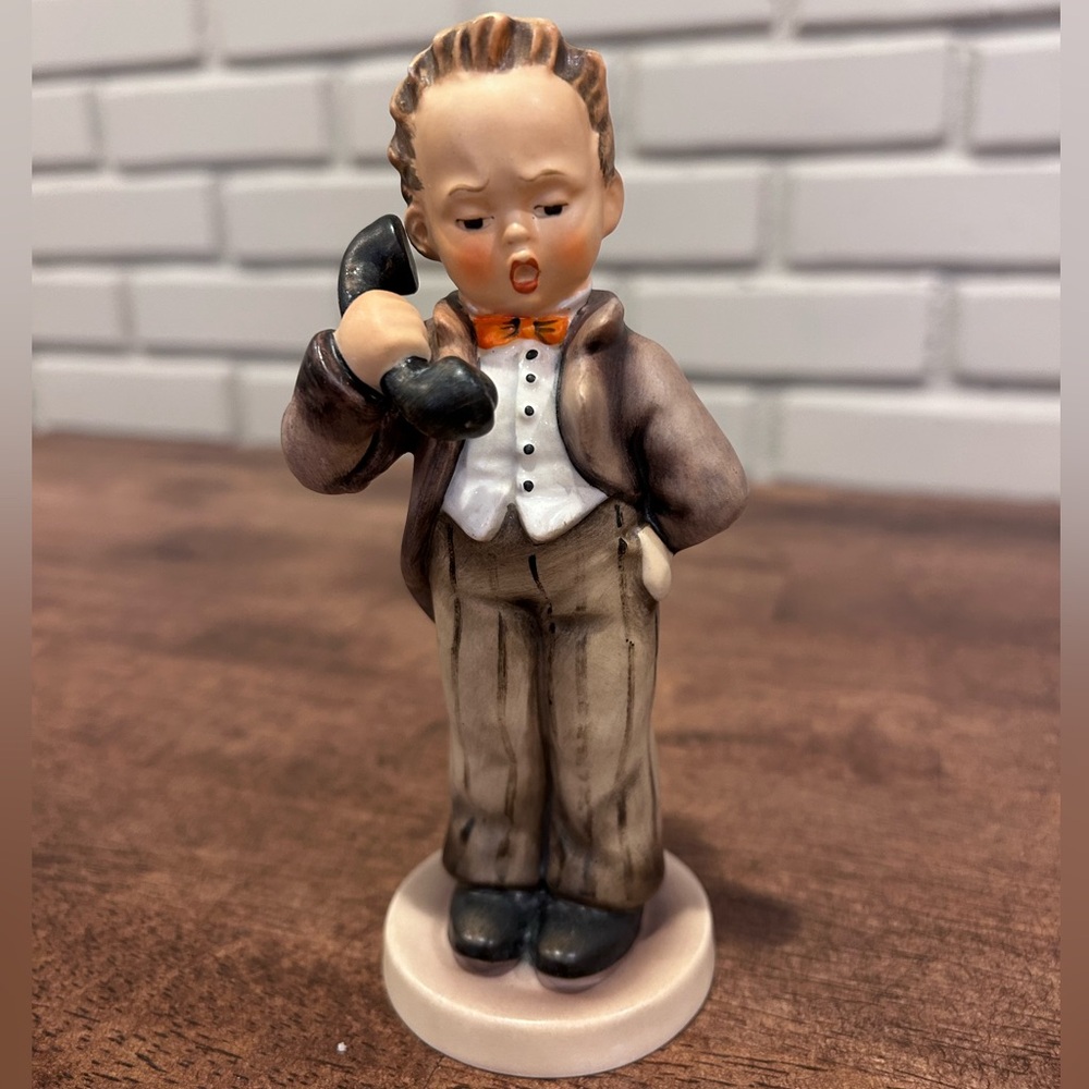 Goebel Hummel Figurine "Hello"
#124/0 - Little
"Boss" Boy On The Telephone
